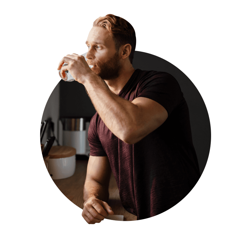 Hombre bebiendo agua purificada